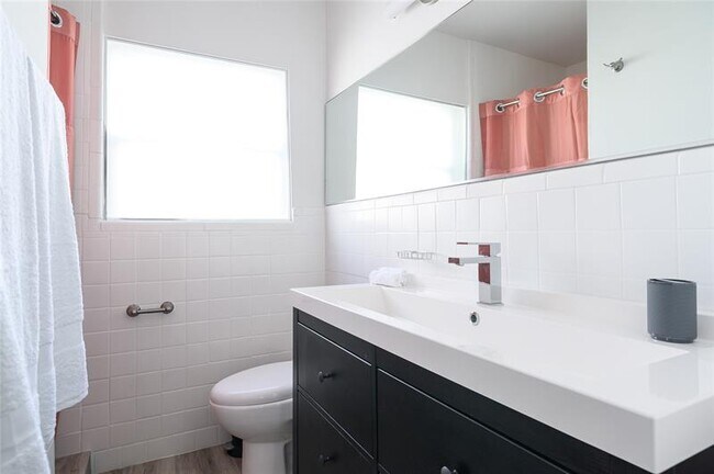 Building Photo - 1020 N Victoria Park Rd