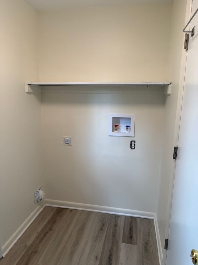 Building Photo - Riverside 2 bedroom/ 1.5 bath Newly Renovated