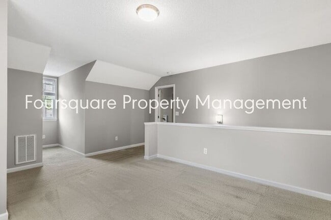 Building Photo - End Unit Town Home | 2nd Floor Loft | Wash...