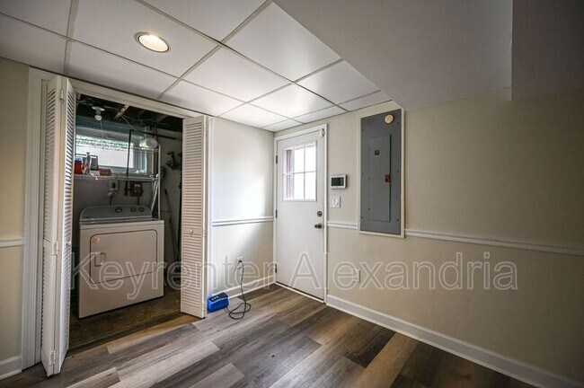 Building Photo - 2826 James Dr