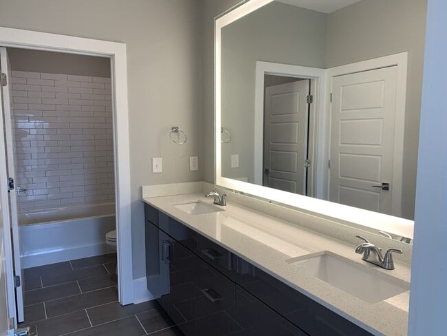 Building Photo - BEAUTIFUL TOWNHOMES IN MIDTOWN