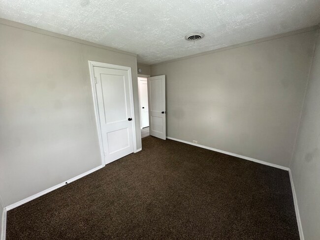 Building Photo - 1023 E Dixon St