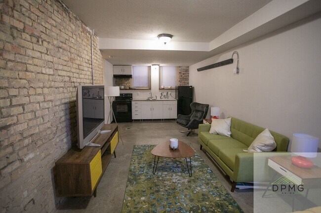 Building Photo - 108 S Hosmer St