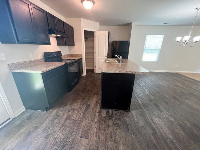 Building Photo - Beautiful 3 bedroom, 2 1/2 bathroom home i...