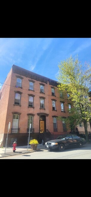 Building Photo - 153 1st St