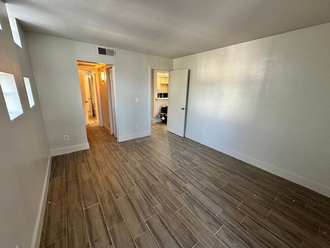 Building Photo - Cute 2 bed 1 bath Condo in Central OKC