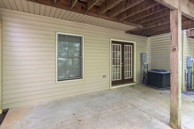Building Photo - Spacious Townhouse with Basement in Farmvi...