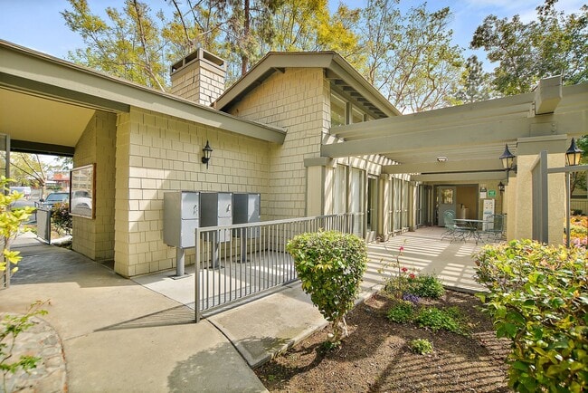 Building Photo - 960 E Bonita Ave