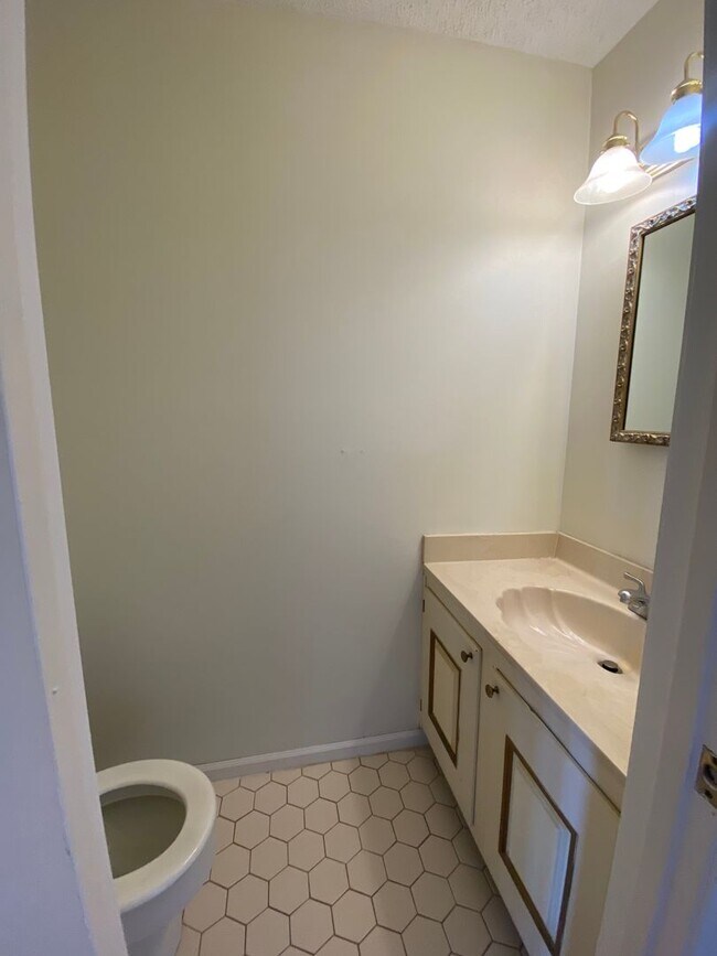 Building Photo - Spacious townhome by Peaks View Park