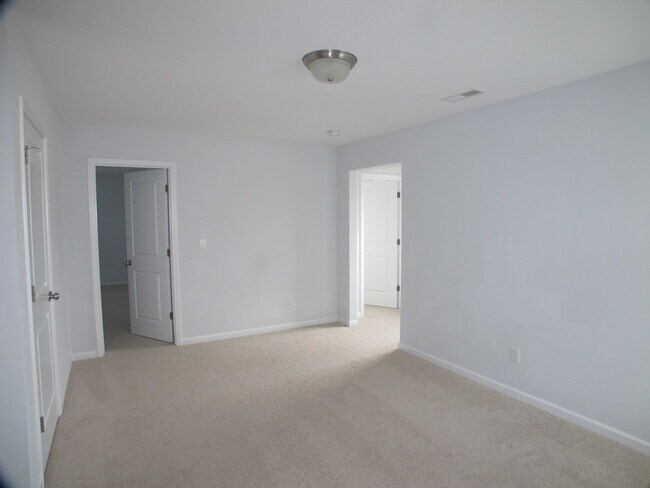 Building Photo - Move-In ready, 4 bedroom, 2.5 bath home lo...