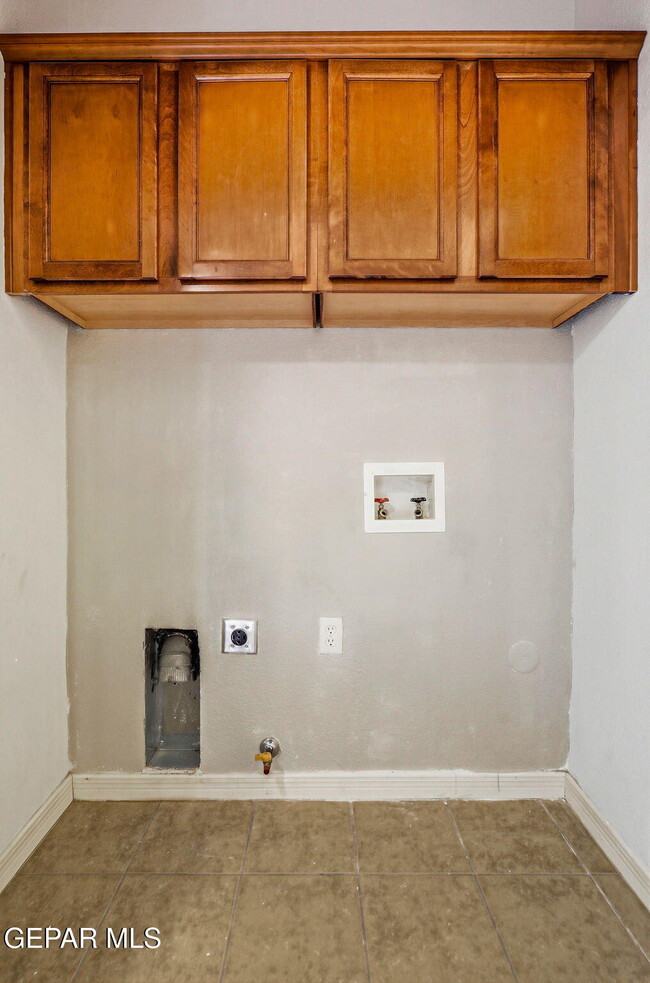 Building Photo - 3150 N Yarbrough Dr