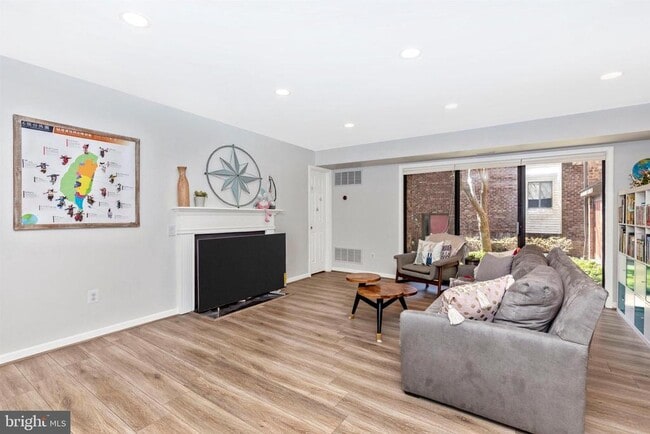 Building Photo - 703 Mountainview Dr