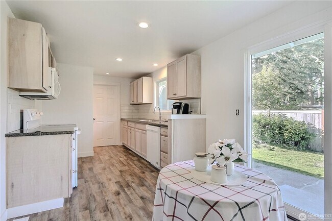 Building Photo - Huge fenced yard 3 Bedroom Fresh remodel