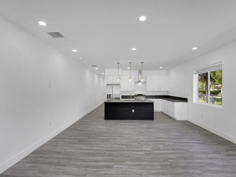 Building Photo - 760 SW 10th St