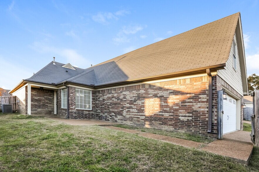 Building Photo - 3044 Magnolia Dr