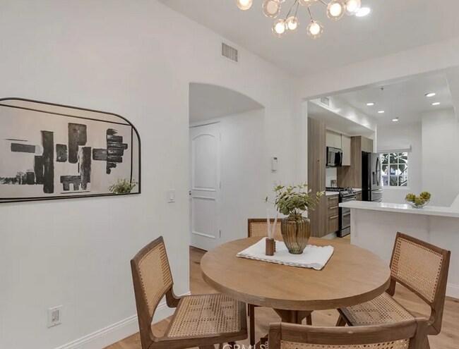 Building Photo - 851 N San Vicente Blvd