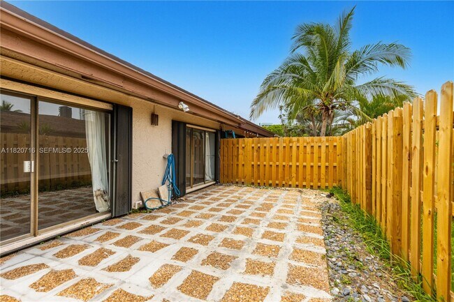 Building Photo - 2627 Parkview Dr S