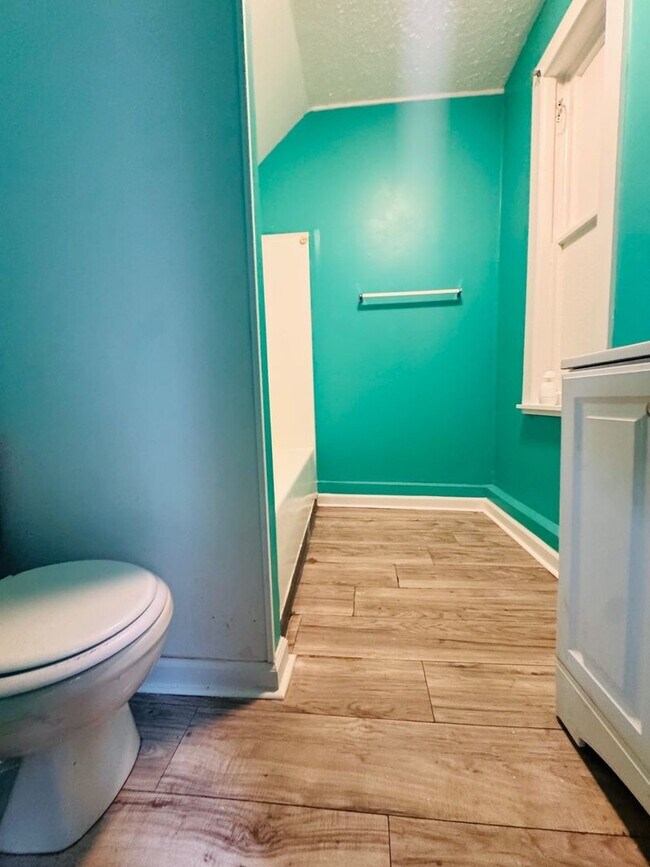 Building Photo - 3621 Sackett Ave