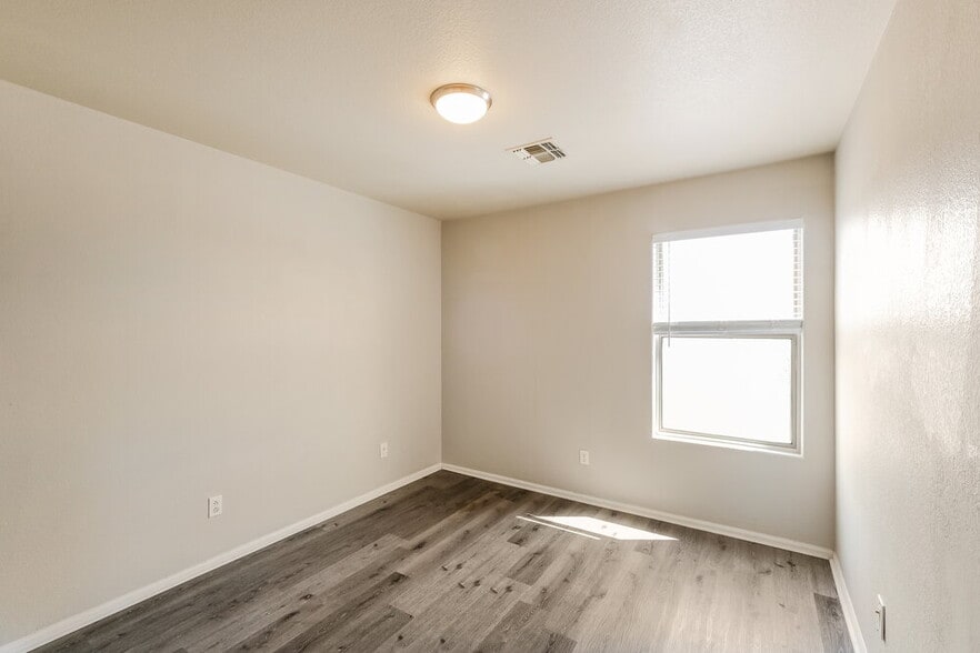 Building Photo - 5023 W Ardmore Rd