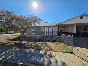 Building Photo - Beautifully Remodeled 3 Bed/2 Bath Apartment