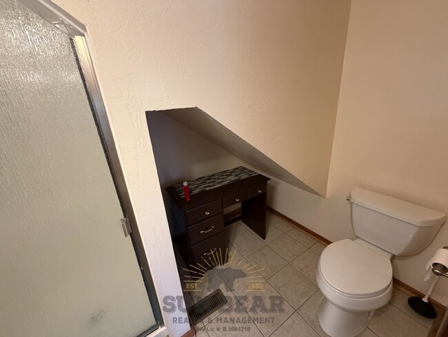 Building Photo - 2 Bedroom Duplex in Tyrolia! Summer pool!
