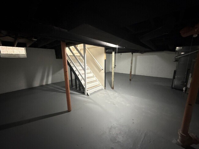 Building Photo - This beautifully updated 3-bedroom, 1-bath...