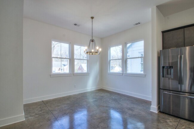 Building Photo - 904 Burchwood Ave