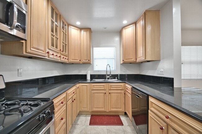 Building Photo - Spacious 4 Bedroom Home with A/C