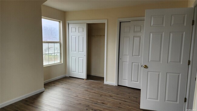 Building Photo - 77 Laurelton Dr