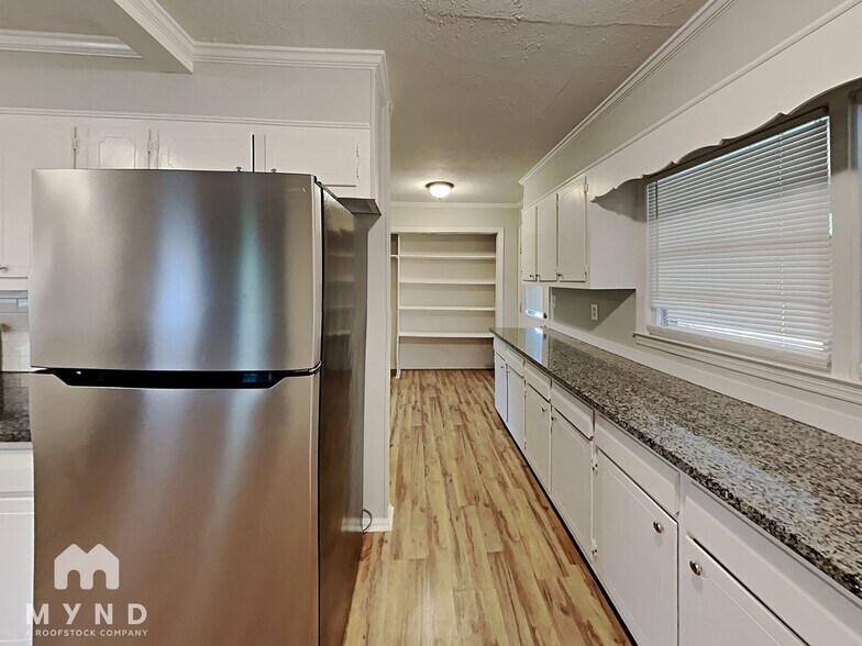 Building Photo - 152 Robin Hood Dr