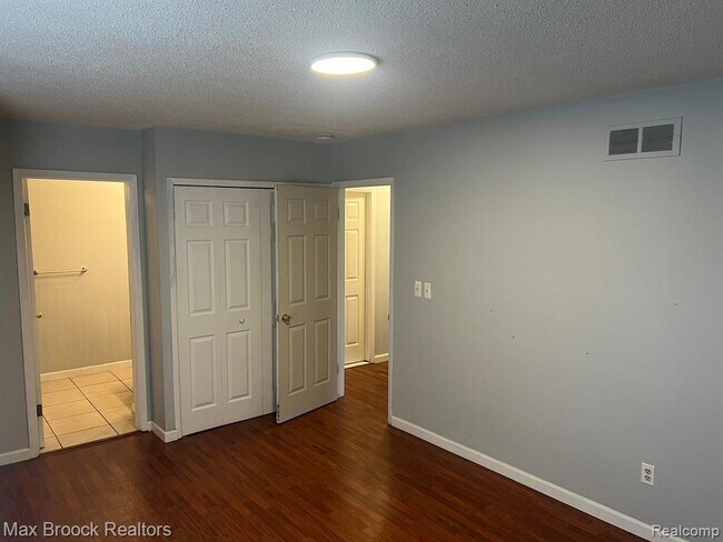 Building Photo - 30232 Southfield Rd