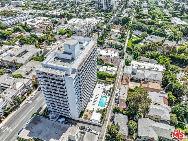 Building Photo - 999 N Doheny Dr
