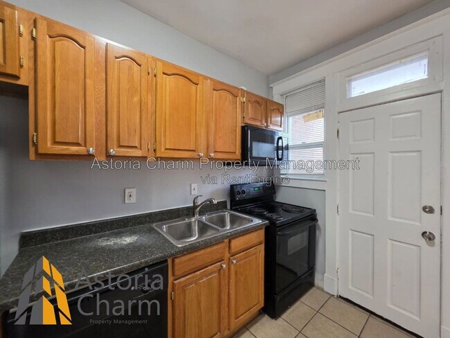 Building Photo - 3016 Pelham Ave
