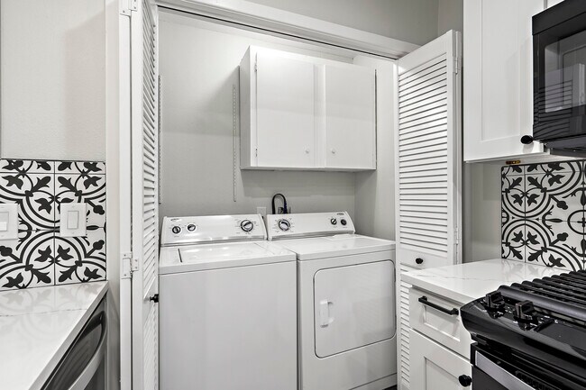 Building Photo - 3400 Laguna Dr