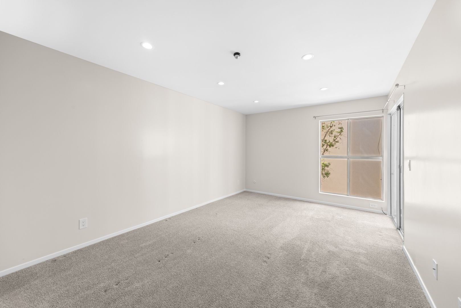 Building Photo - Resort-Style 2-Bed, 2-Bath Condo with Lake...