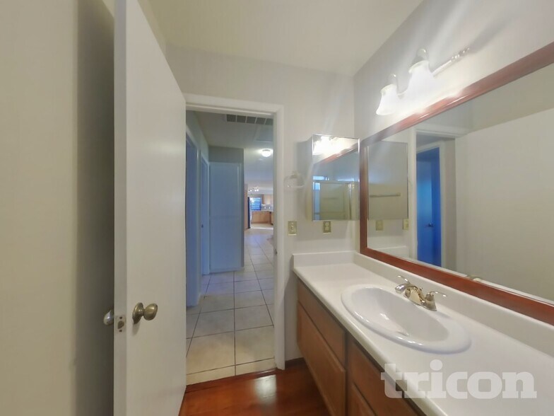 Building Photo - 709 Honeybee Ct