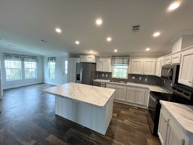 Building Photo - 17100 S Tamiami Trl