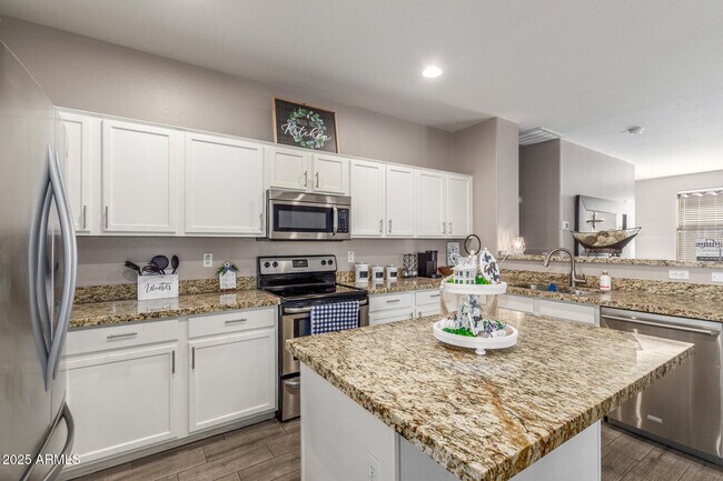 Building Photo - 12910 W Glenrosa Dr