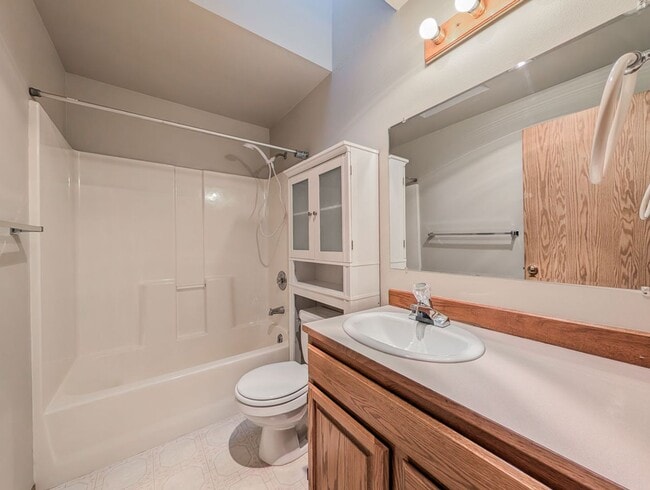 Building Photo - 3 bed, 2 bath Ramber with 2 Car Garage & Fenced yard!