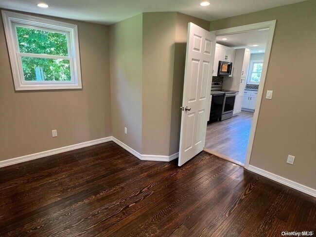 Building Photo - 253 E 17th St