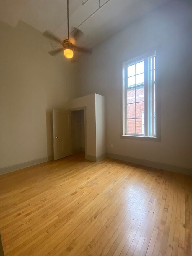 Building Photo - $200 OFF! Updated 3 Bed 1 Bath Apartment w...