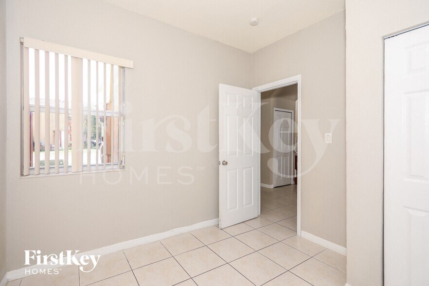 Building Photo - 664 SW 7th Terrace