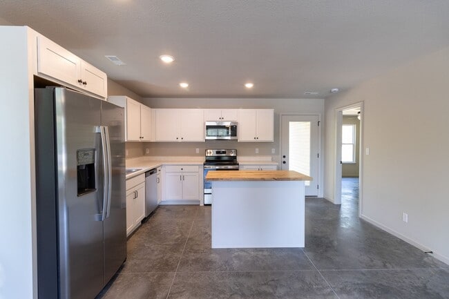 Building Photo - 3 Bed, 2 Bath New Build Home