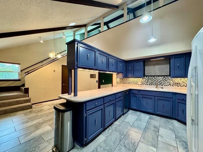 Building Photo - 3604 Jim Robison Dr