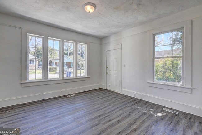 Building Photo - 1045 Crescent Ave