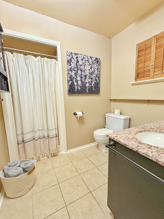 Building Photo - Fully Furnished 2/1