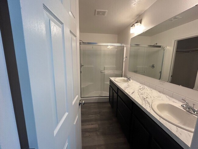 Building Photo - 3 Bedroom plus Loft For Rent! Victory Sout...