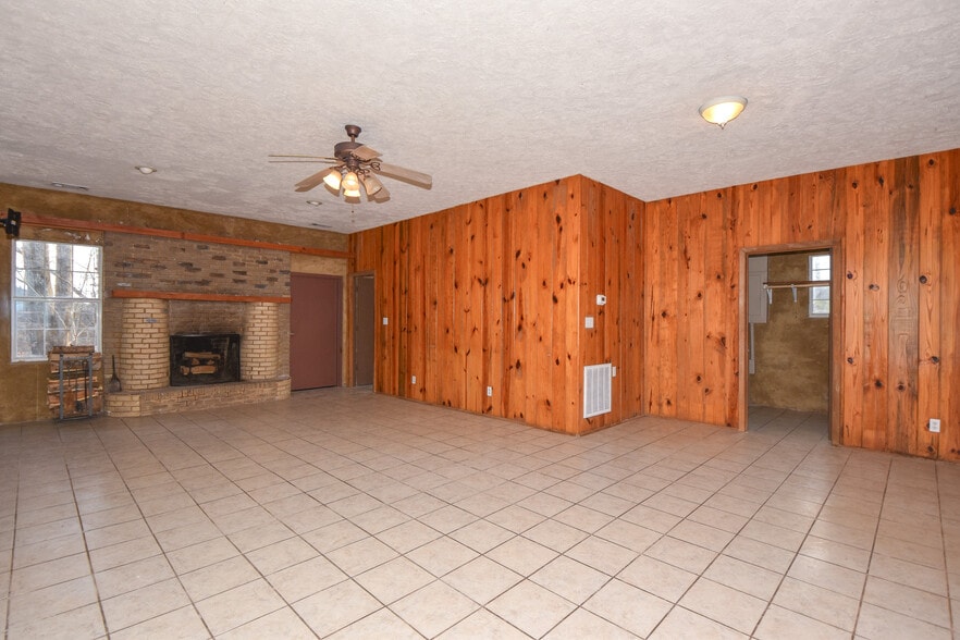 Building Photo - 4526 Rock Springs Rd