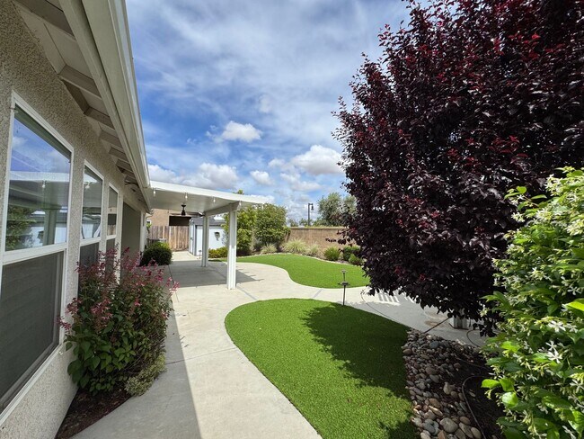 Building Photo - 493 Crescent Ln