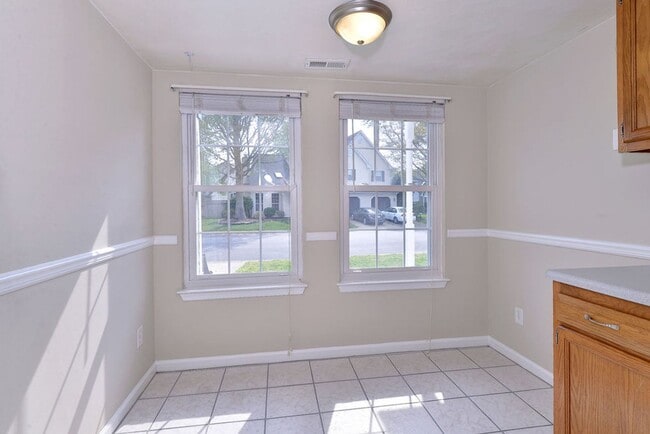 Building Photo - Spacious Duplex in Coventry